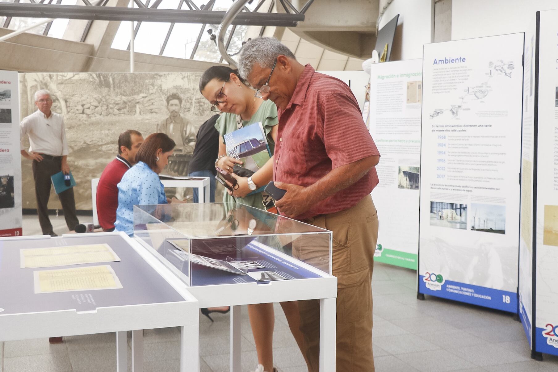 09/07/2024. Inauguración de la Exposición Bicentenario Anexión del Partido de Nicoya a Costa Rica. Archivo Nacional, Barrio Pinto, San Pedro. Fotografía: Lilly Arce. En la fotografía: Luis Brisuela junto a Karla Ramirez, vecinos de Liberia disfrutando de la exposición.
