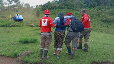 Vuelo humanitario traslada a mujer con mal respiratorio desde zona indígena en Talamanca