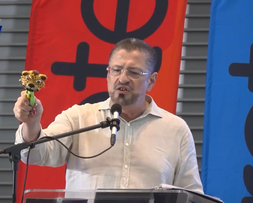 Rodrigo Chaves con figura de jaguar.