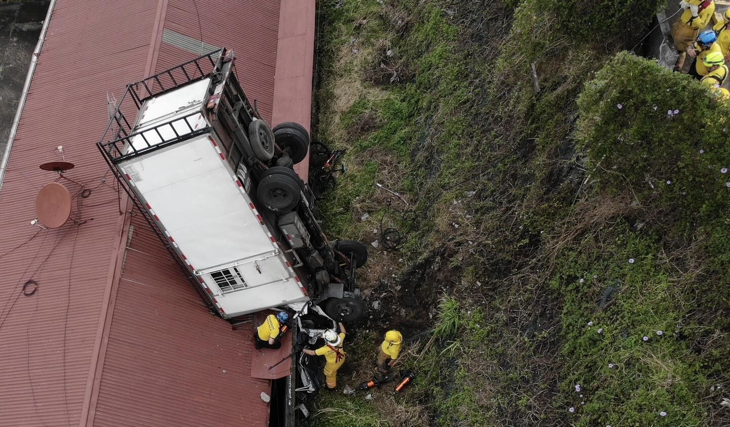 Conductor de camión muere en accidente en San Miguel de Santo Domingo de Heredia. Foto Bomberos.