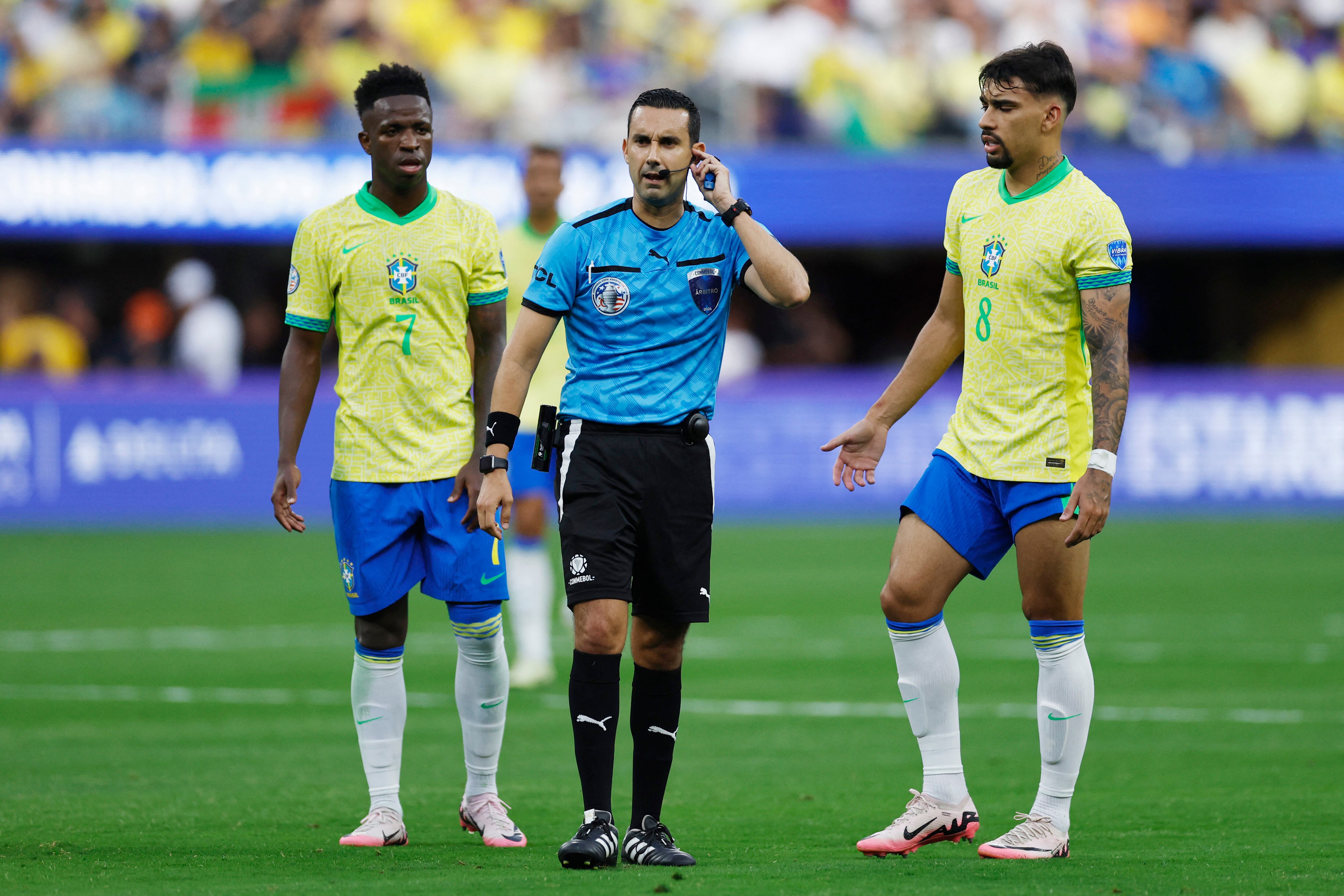 INGLEWOOD, CALIFORNIA - 24 DE JUNIO: El árbitro César Arturo Ramos anula el gol de Brasil a través del VAR durante el partido del Grupo D de la CONMEBOL Copa América 2024 entre Brasil y Costa Rica en el estadio SoFi el 24 de junio de 2024 en Inglewood, California. Buda Mendes/Getty Images/AFP (Foto de Buda Mendes / GETTY IMAGES NORTEAMÉRICA / Getty Images vía AFP)