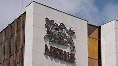 Nestlé anuncia 16.000 despidos y sube en Bolsa un 9% tras duplicar su plan de ahorro