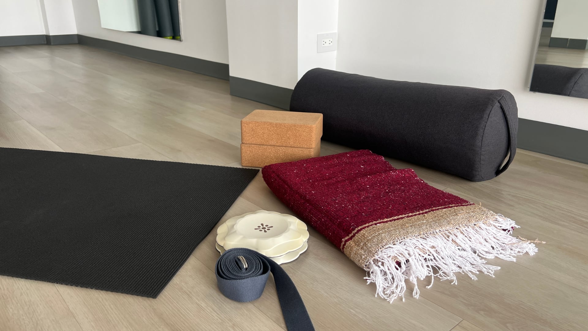 El Yoga Restaurativo utiliza cobijas, bloques y otros apoyos para mantener posiciones cómodas durante más tiempo.