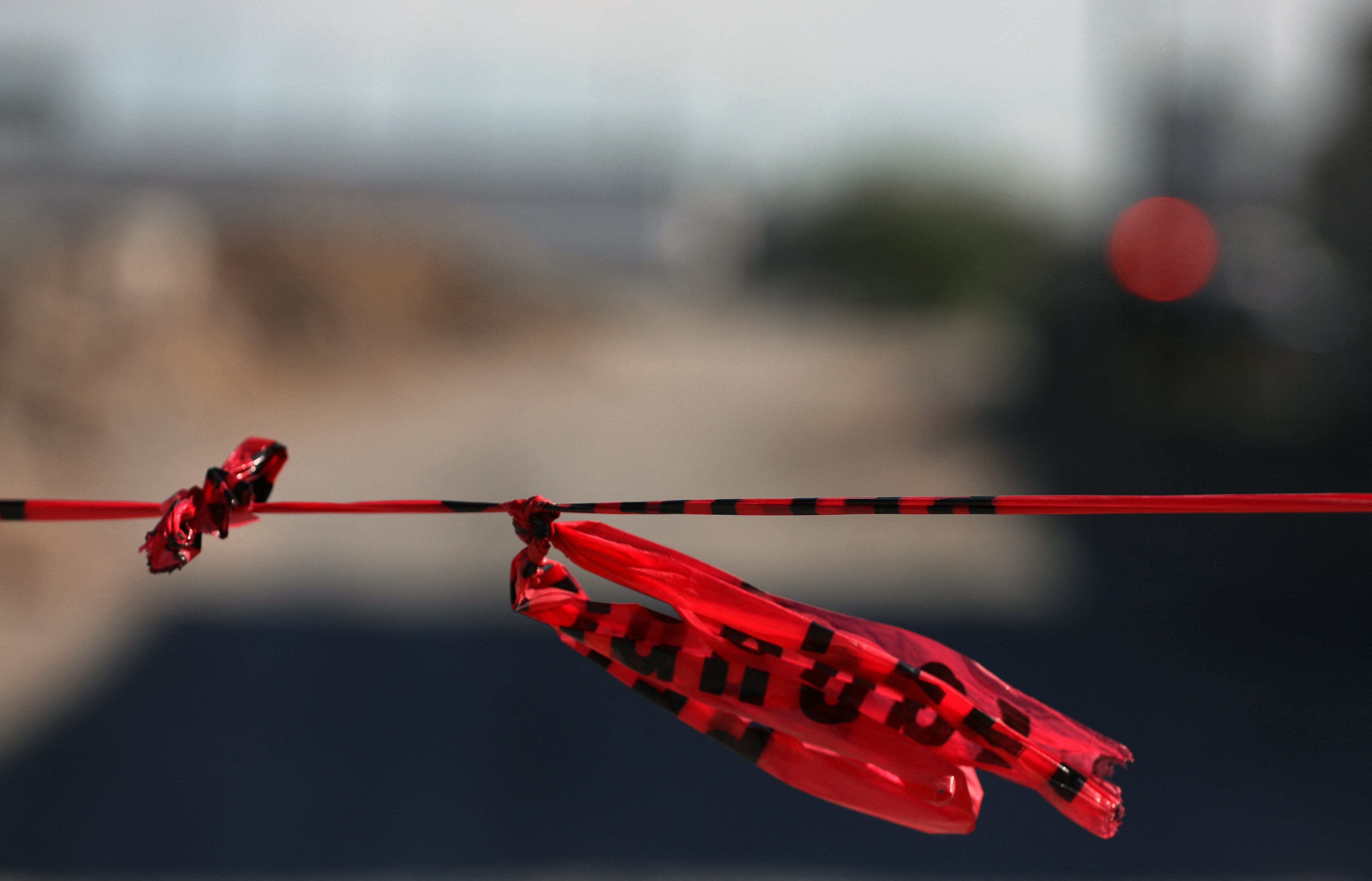 Cinta policial colocada afuera del crematorio donde las autoridades encontraron 381 cadáveres embalsamados en Ciudad Juárez, estado de Chihuahua, México, el 29 de junio de 2025. La policía encontró 381 cadáveres apilados en un crematorio privado en Ciudad Juárez, al norte de México, informó el domingo la fiscalía local, atribuyendo el macabro hallazgo a negligencia. (Foto de Herika Martinez / AFP)