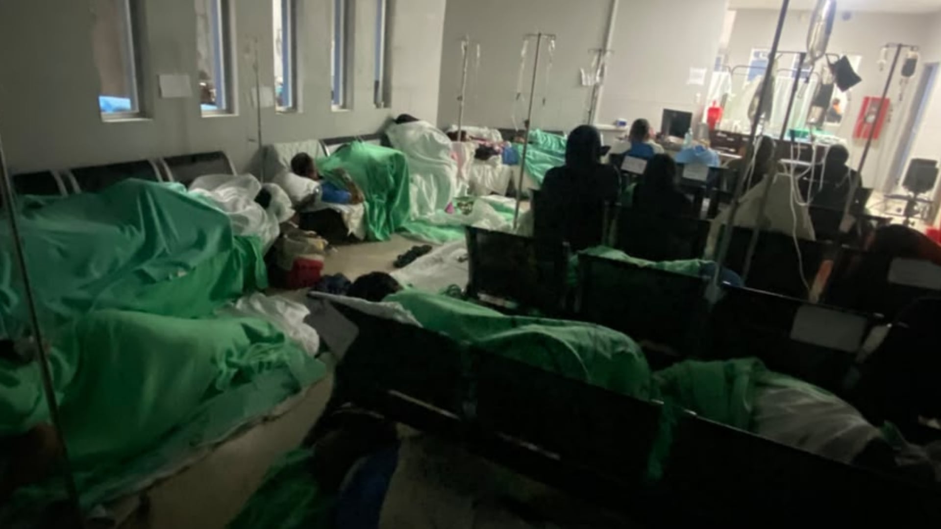 Pacientes del hospital Enrique Baltodano Briceño, en Liberia, denuncian que deben permanecer durante varios días en bancas de metal, pese a sus condiciones de salud, mientras esperan una cirugía o una cama de internamiento.