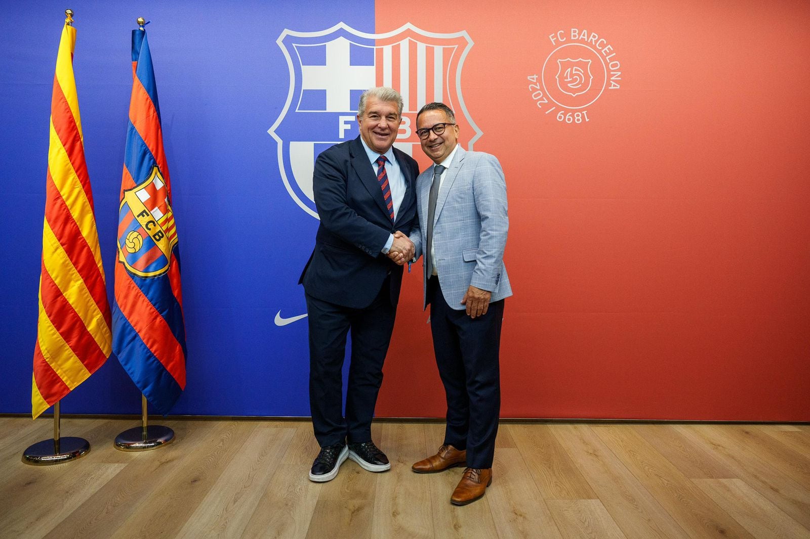 Como parte de sus labores en la FIFA, Villalobos conoció al presidente del FC Barcelona, Joan Laporta.