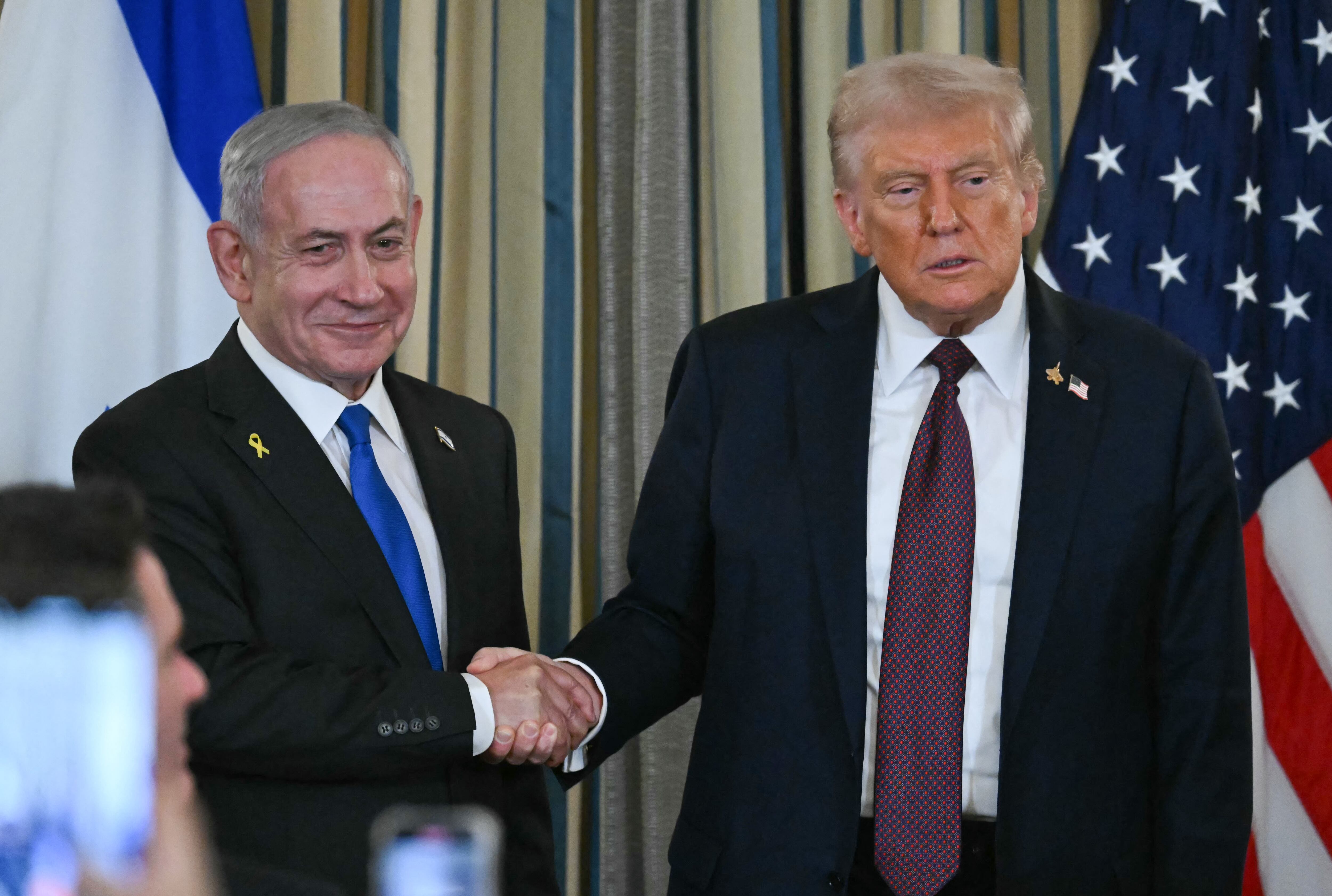El presidente estadounidense Donald Trump y el primer ministro israelí Benjamin Netanyahu se estrechan la mano al concluir una conferencia de prensa conjunta en el Comedor de Estado de la Casa Blanca en Washington, D.C., el 29 de septiembre de 2025.