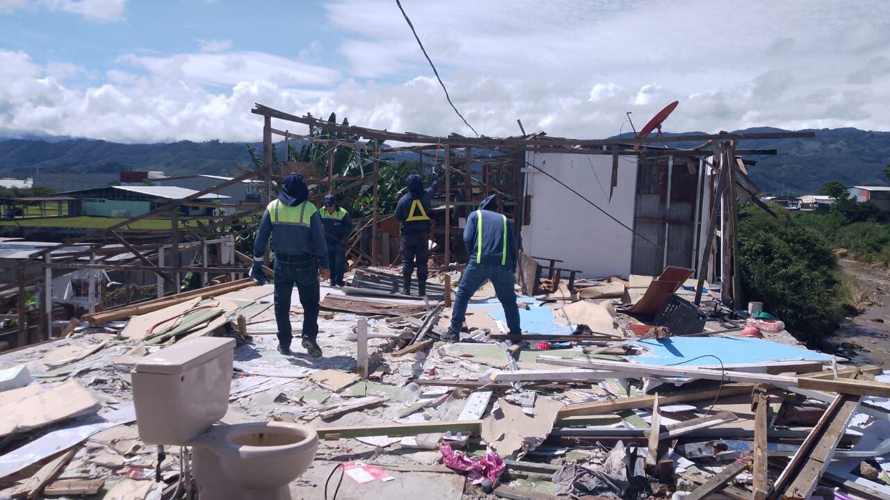 Todos los ranchos en la parte del deslizamiento en el dique La Mora, Guadalupe de Cartago, fueron demolidos ante el riesgo inminente en la zona. Foto: Municipalidad de Cartago.