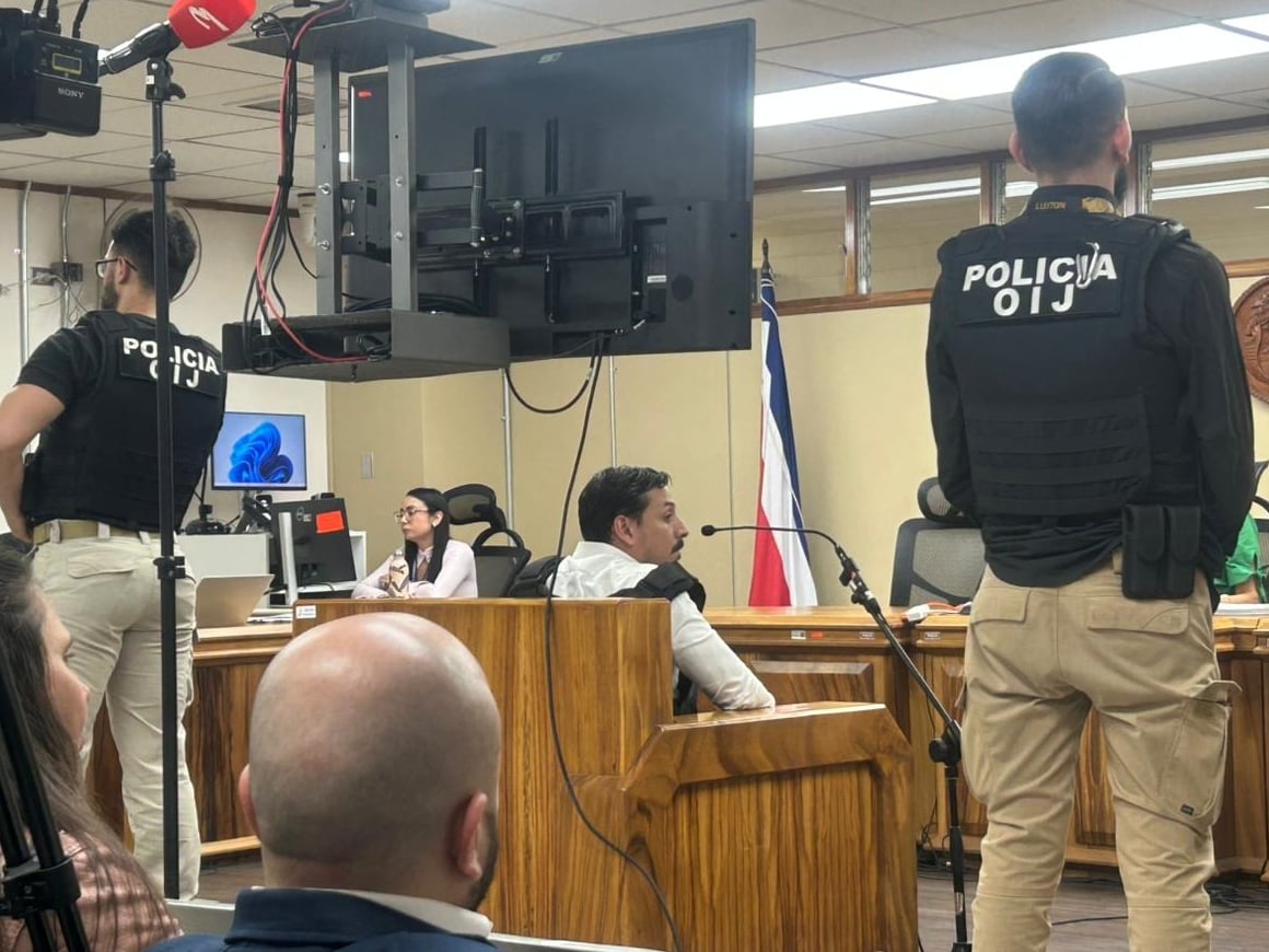 Ariel Robles llega a juicio con chaleco antibalas