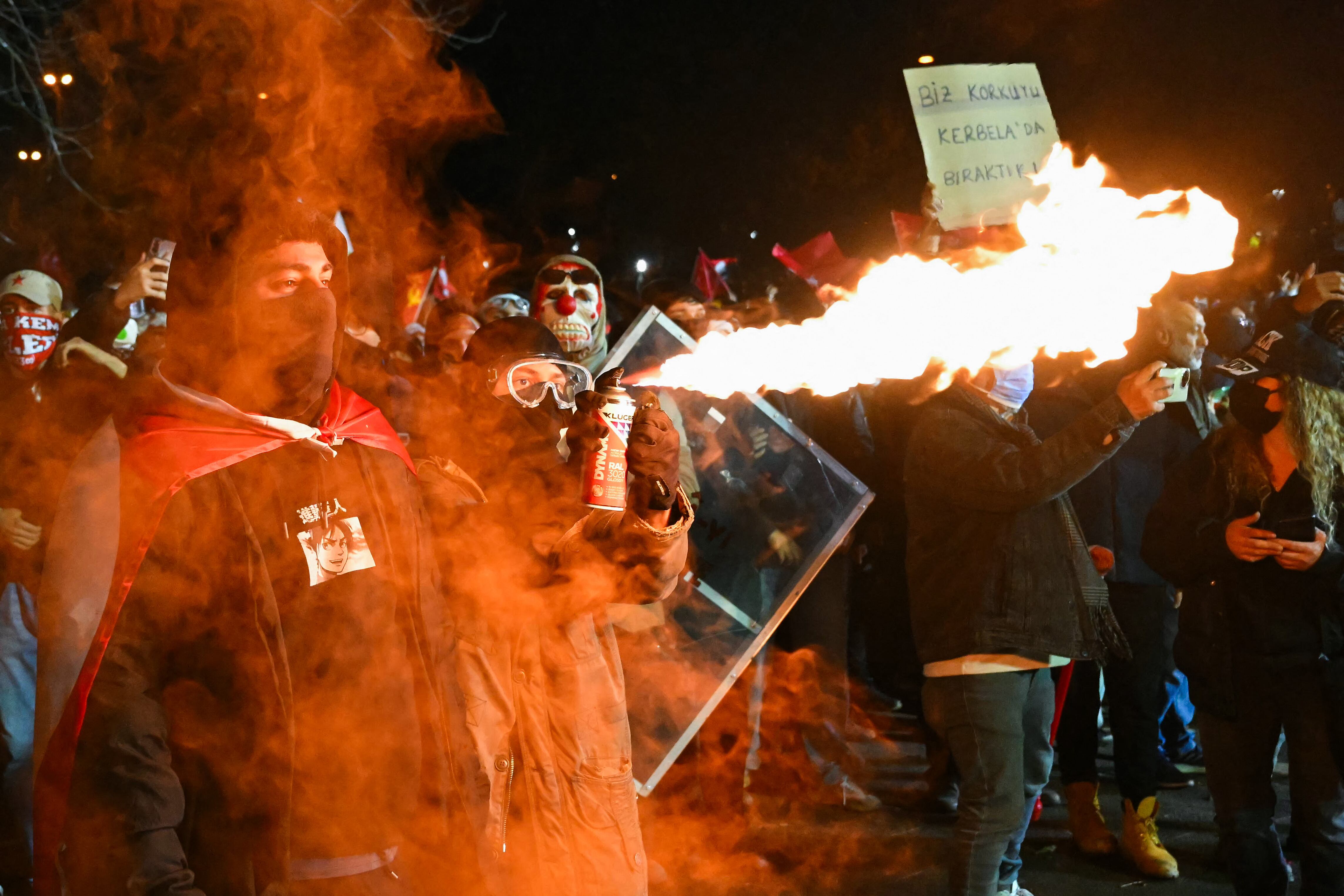 Un manifestante utiliza un gas en aerosol y un encendedor durante enfrentamientos con agentes de la policía antidisturbios turca como parte de una manifestación en apoyo del alcalde arrestado de Estambul en la municipalidad de Estambul, el 23 de marzo de 2025. El recién depuesto alcalde de Estambul, Ekrem Imamoglu, fue llevado a una cárcel en las afueras occidentales de la megaciudad el 23 de marzo de 2025 por la tarde, informó el principal partido de oposición CHP.