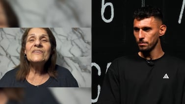 Mamá de Washington Ortega lo sorprende en plena entrevista y él rompe en llanto al recordar cuando no tenía qué comer