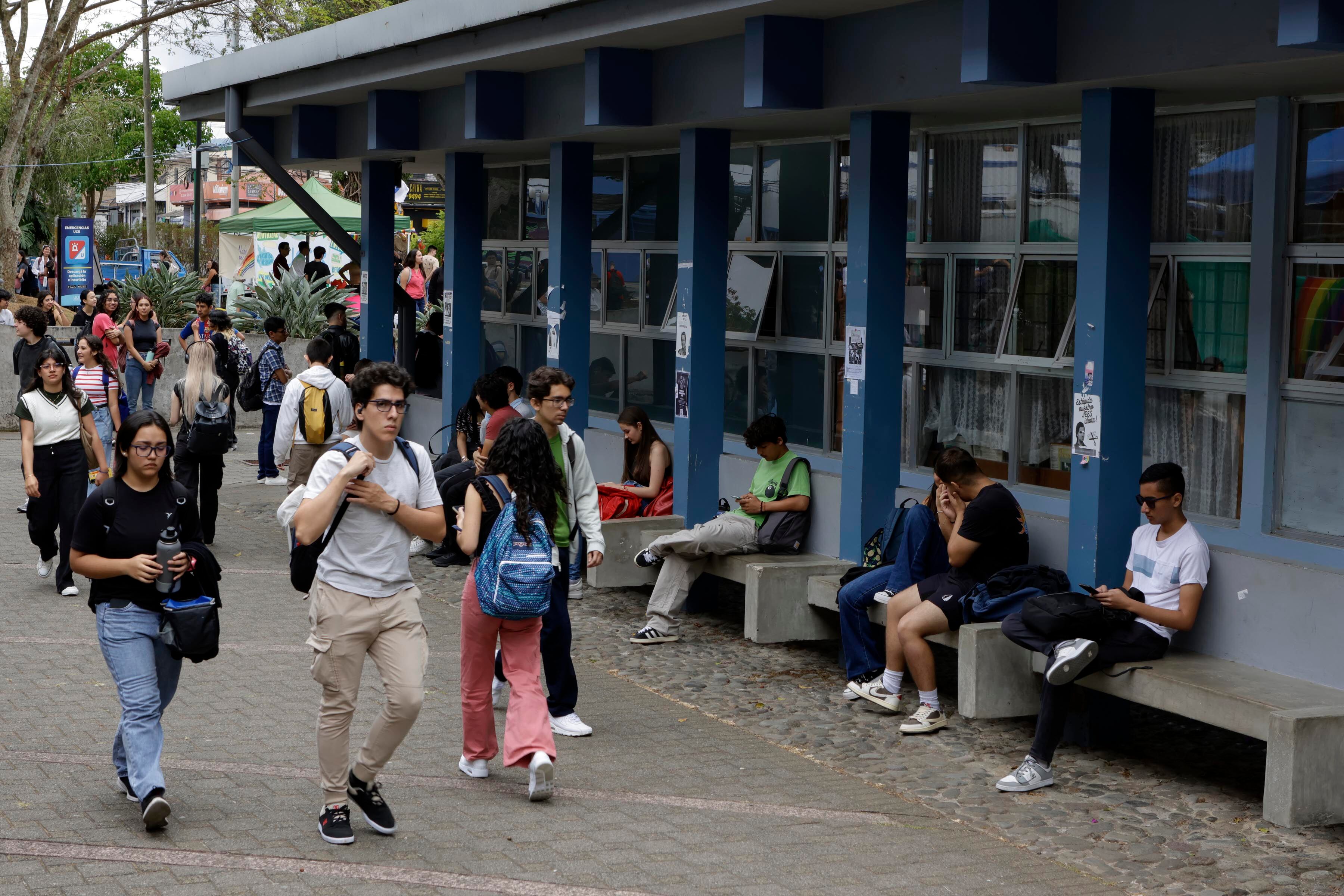 Un grupo de estudiantes caminando por las instalaciones de la UCR.
