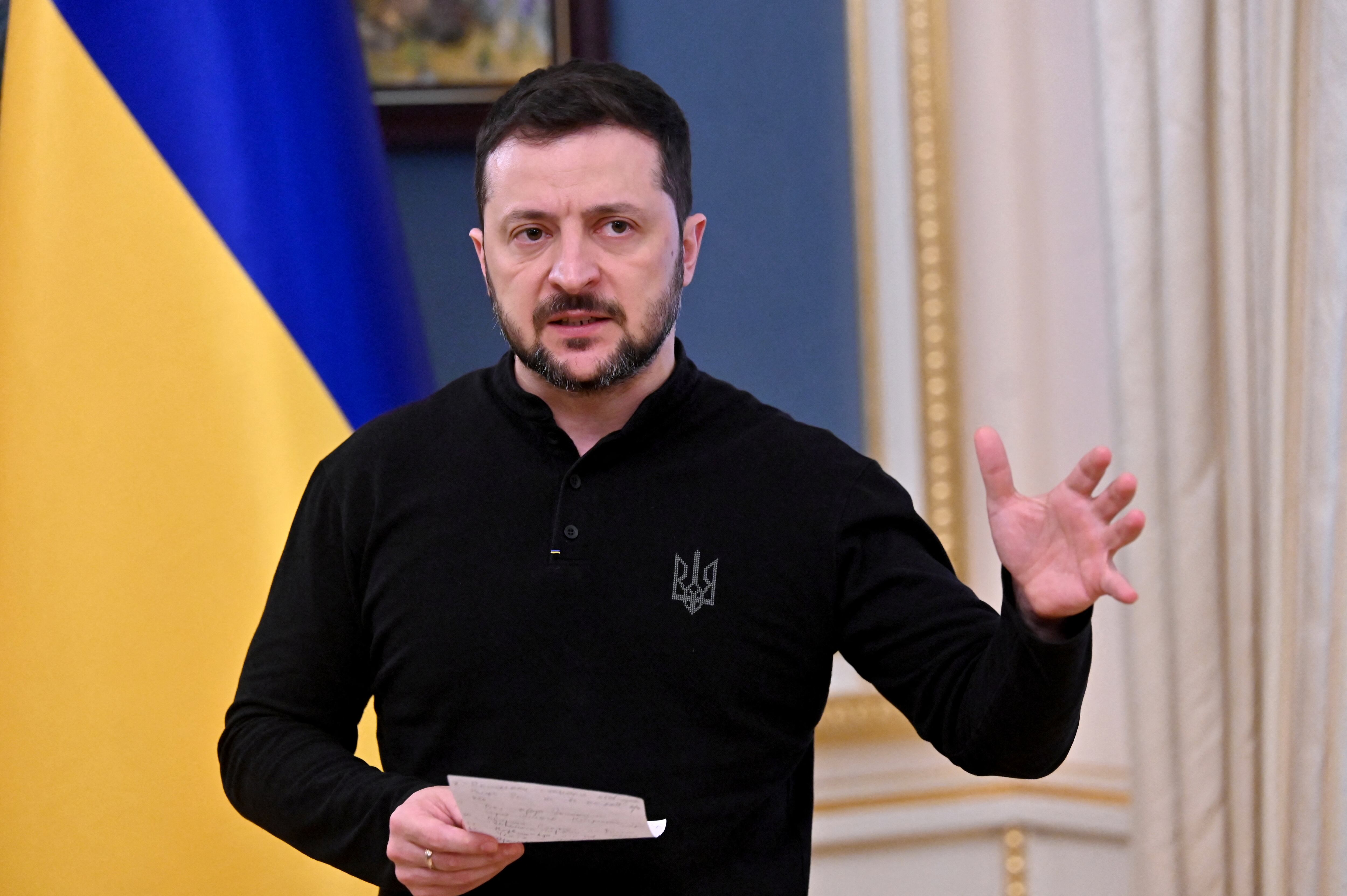 El presidente de Ucrania, Volodímir Zelenski, durante una conferencia de prensa en Kiev este 15 de marzo, en medio de la invasión rusa de Ucrania. El mandatario designó una delegación oficial para representar a Kiev en cualquier posible diálogo de paz que ponga fin a la guerra de más de tres años con Rusia, según un decreto presidencial publicado este día. Fotografía: