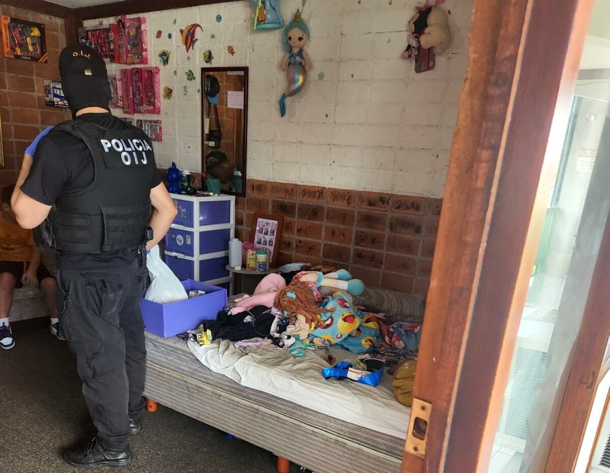 Detalle de uno de los aposentos donde se habrían retenido a las víctimas de esta red, que incluían también menores de edad. Fotografía: