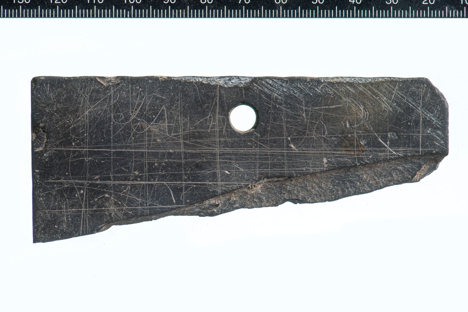 Una excavación en Londres sacó a la luz una pizarra victoriana usada por niños y evidencias de una comunidad con escuela y asilo desde el siglo XVI.