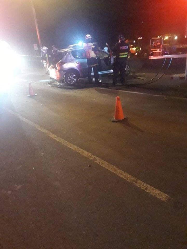 A raíz del impacto al automóvil se le desprendió el motor y partes del tren delantero. Foto: Cortesía Accidentes de Costa Rica.