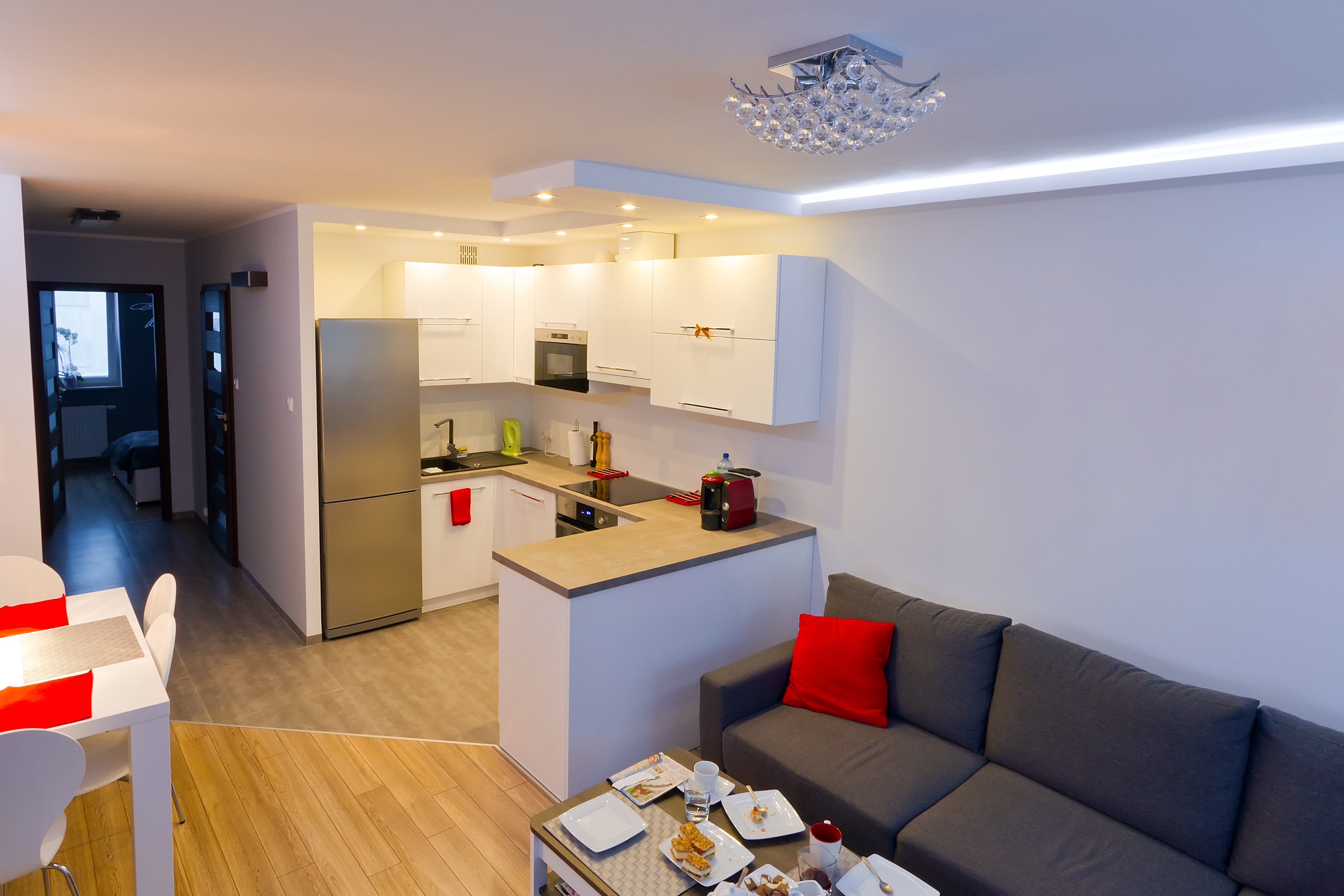 Casas y apartamentos son cada vez más pequeños. Integración de habitaciones: sala, comedor y cocina en un solo espacio
