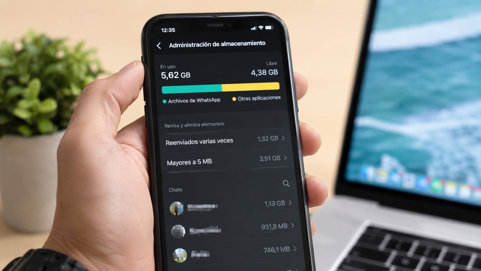 Gestionar el almacenamiento de WhatsApp ayuda a evitar errores en la app y mejora el rendimiento general del teléfono móvil.
