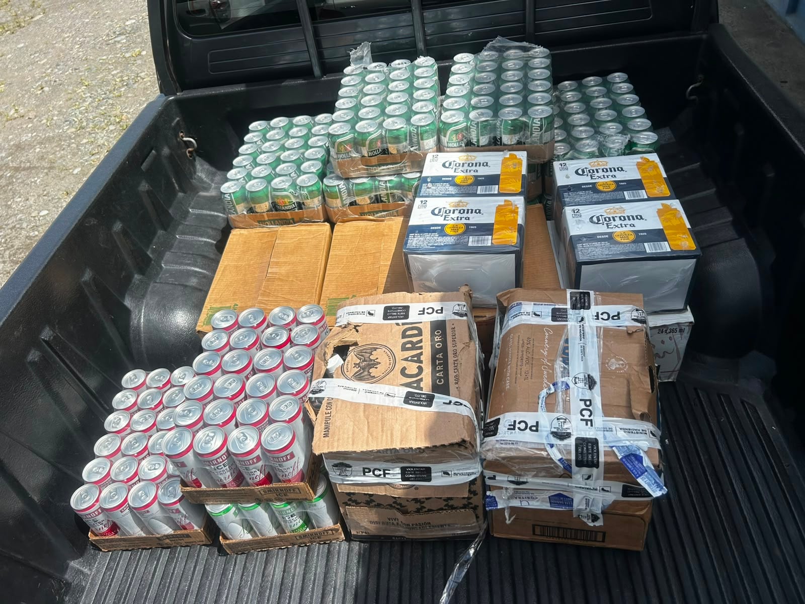 Cargamento de cigarros y licor de contrabando.