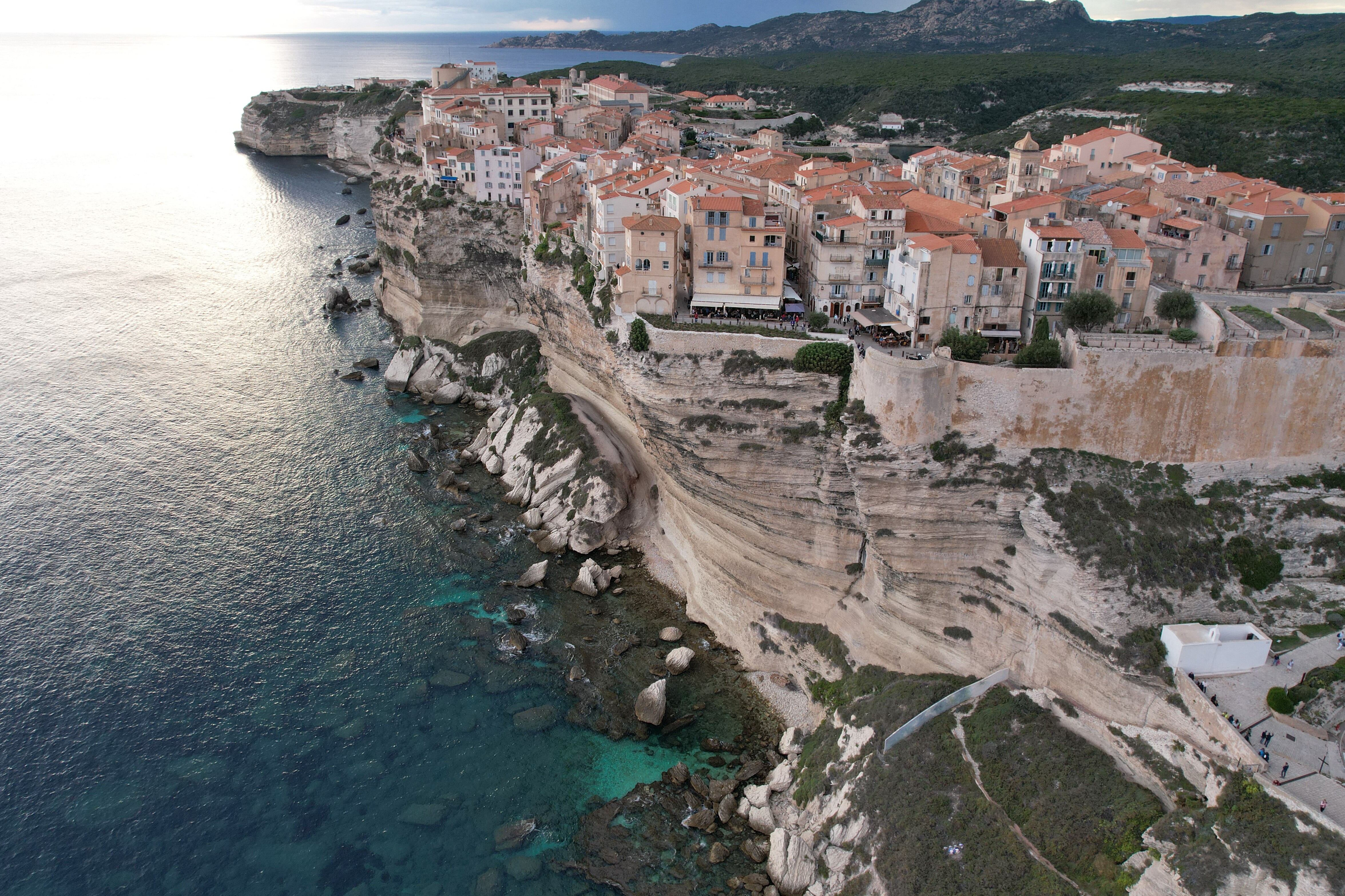 Bonifacio mezcla paisajes únicos y herencia medieval en una ciudad construida sobre acantilados que miran al mar Mediterráneo.