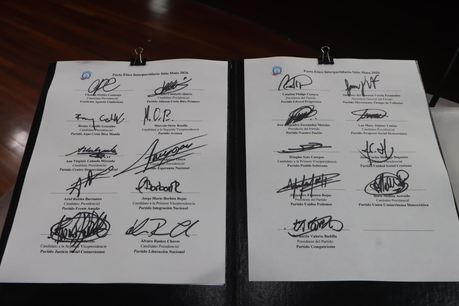 Estas son algunas de las firmas del Pacto Ético Interpartidario, en la sede del TSE.