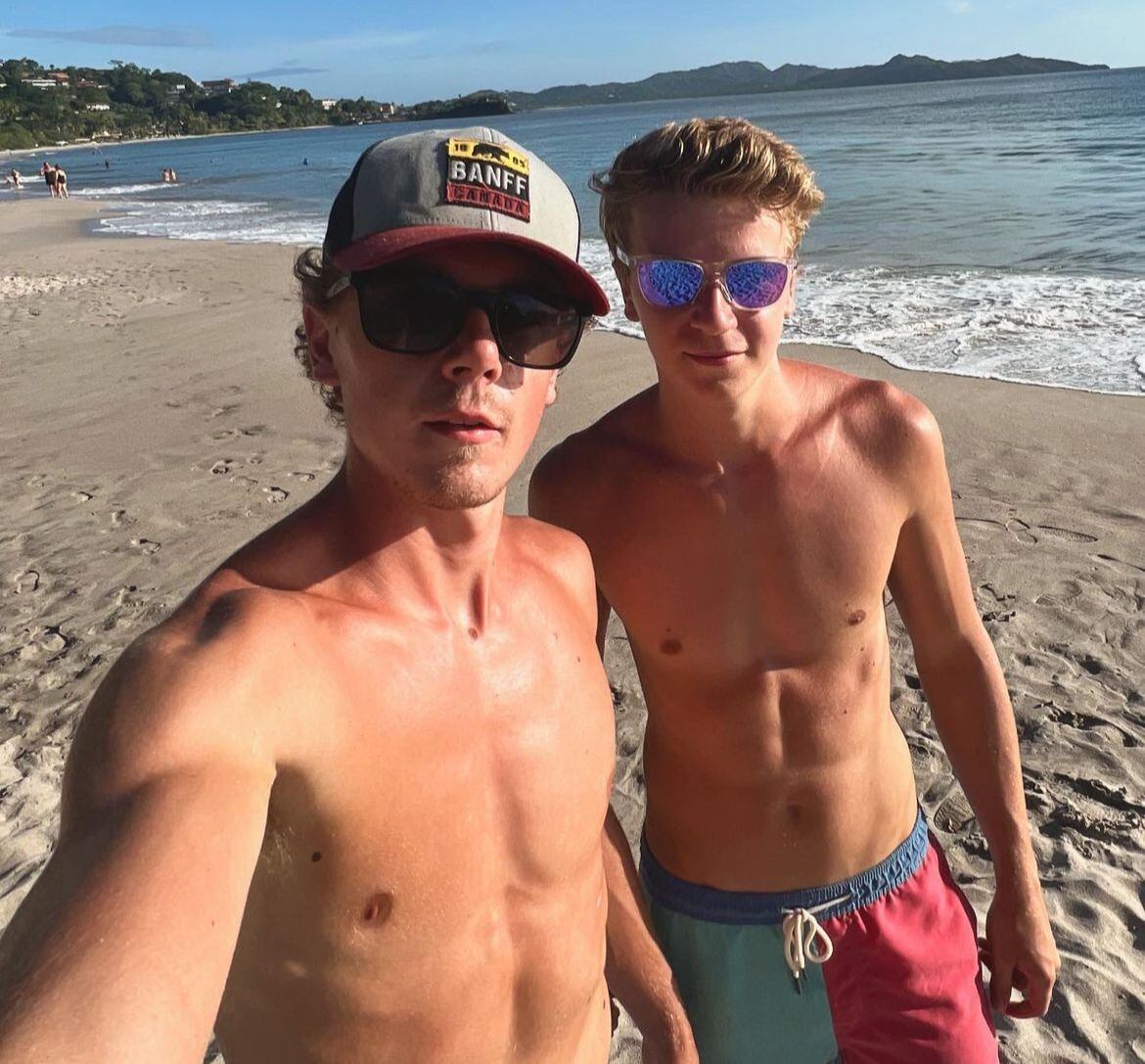 Declan Campbell (izq) y Cole Campbell (der) son dos hermanos canadienses que decidieron emprender con la creación de contenido digital en Costa Rica.