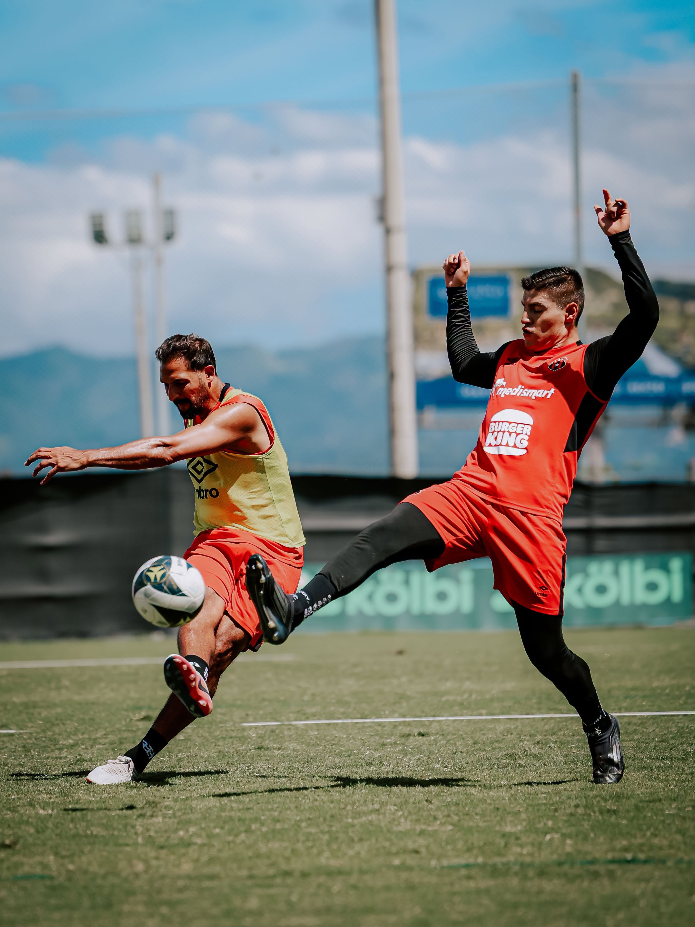 Celso Borges y Ronaldo Cisneros disputan un balón en una práctica de pretemporada con Liga Deportiva Alajuelense.