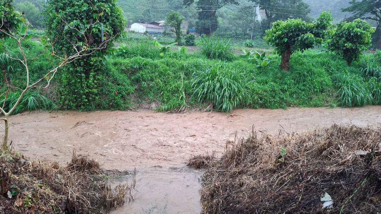 Crecida del río en San Isidro de El Guarco.
