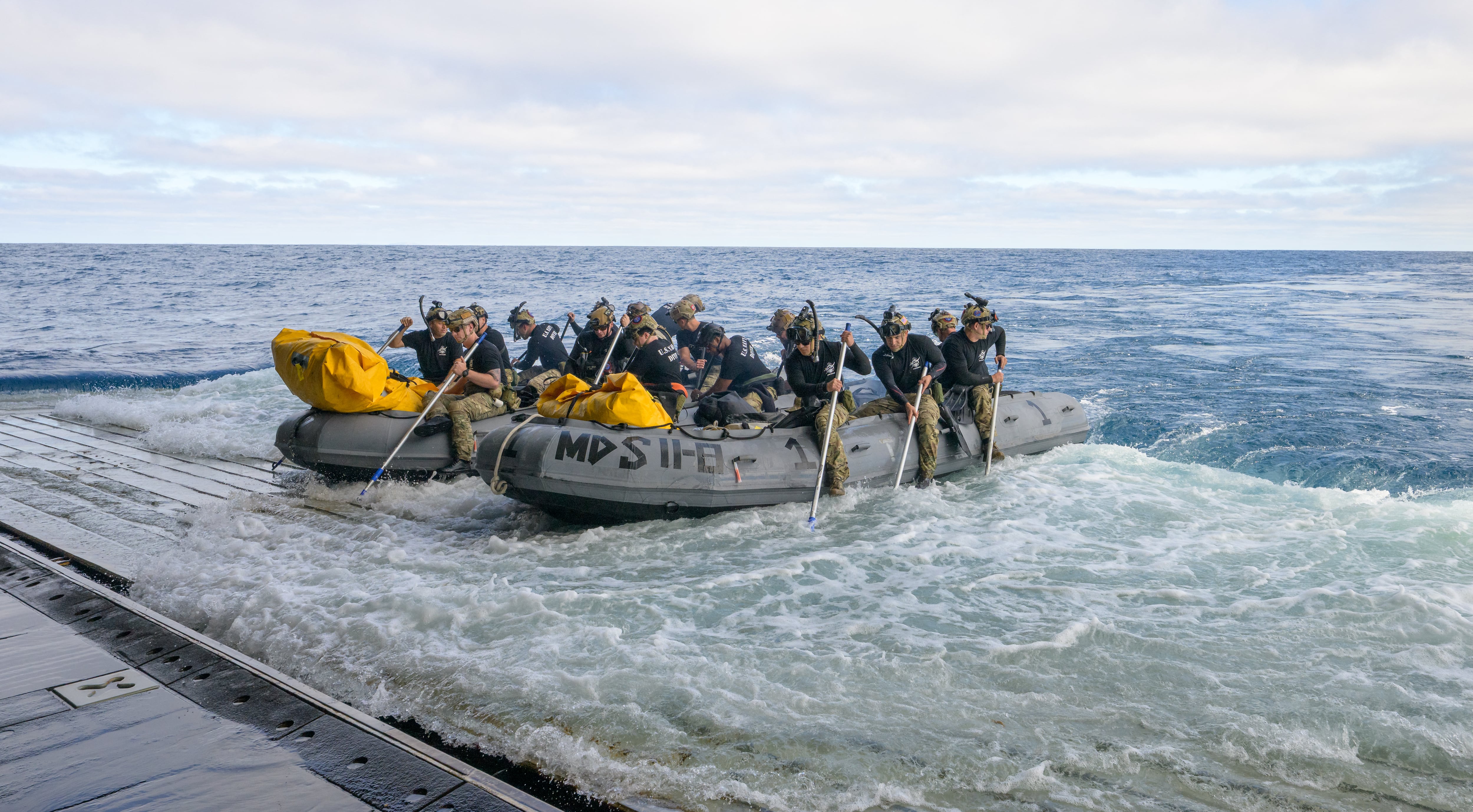 Esta imagen distribuida por la NASA muestra a buzos de la Armada de Estados Unidos preparándose para desplegarse desde la cubierta de dique del USS John P. Murtha para recuperar a los tripulantes de Artemis II y la nave Orion de la NASA, en el océano Pacífico, frente a la costa de San Diego, California, el 10 de abril de 2026.