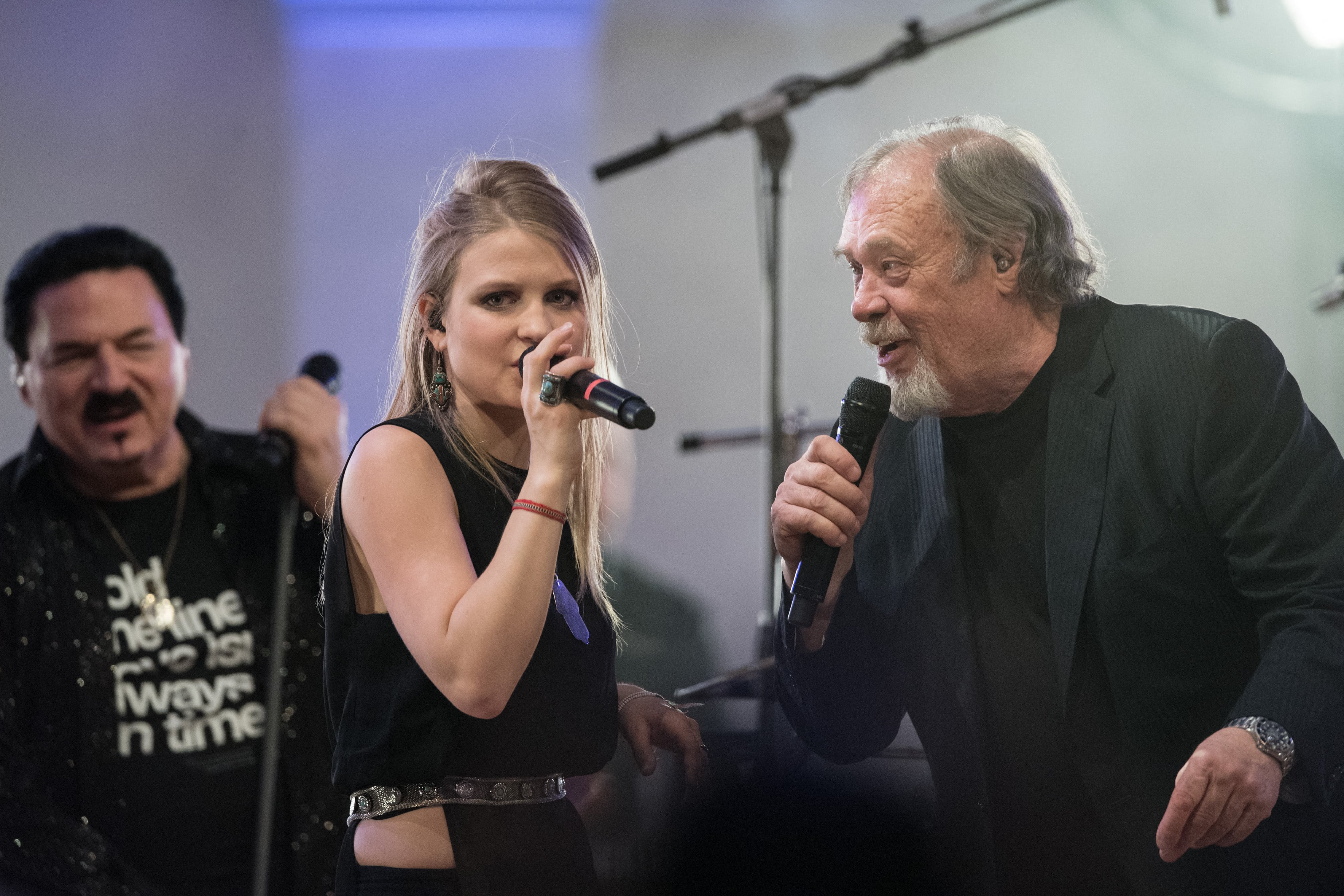Los músicos (de izquierda a derecha) Bobby Kimball (Toto), Julia Mandoki y David Clayton-Thomas (Blood Sweet and Tears) actúan durante el concierto de Man Doki and the Soulmates en el Konzerthaus de Gendarmenmarkt en Berlín, Alemania en 2017.