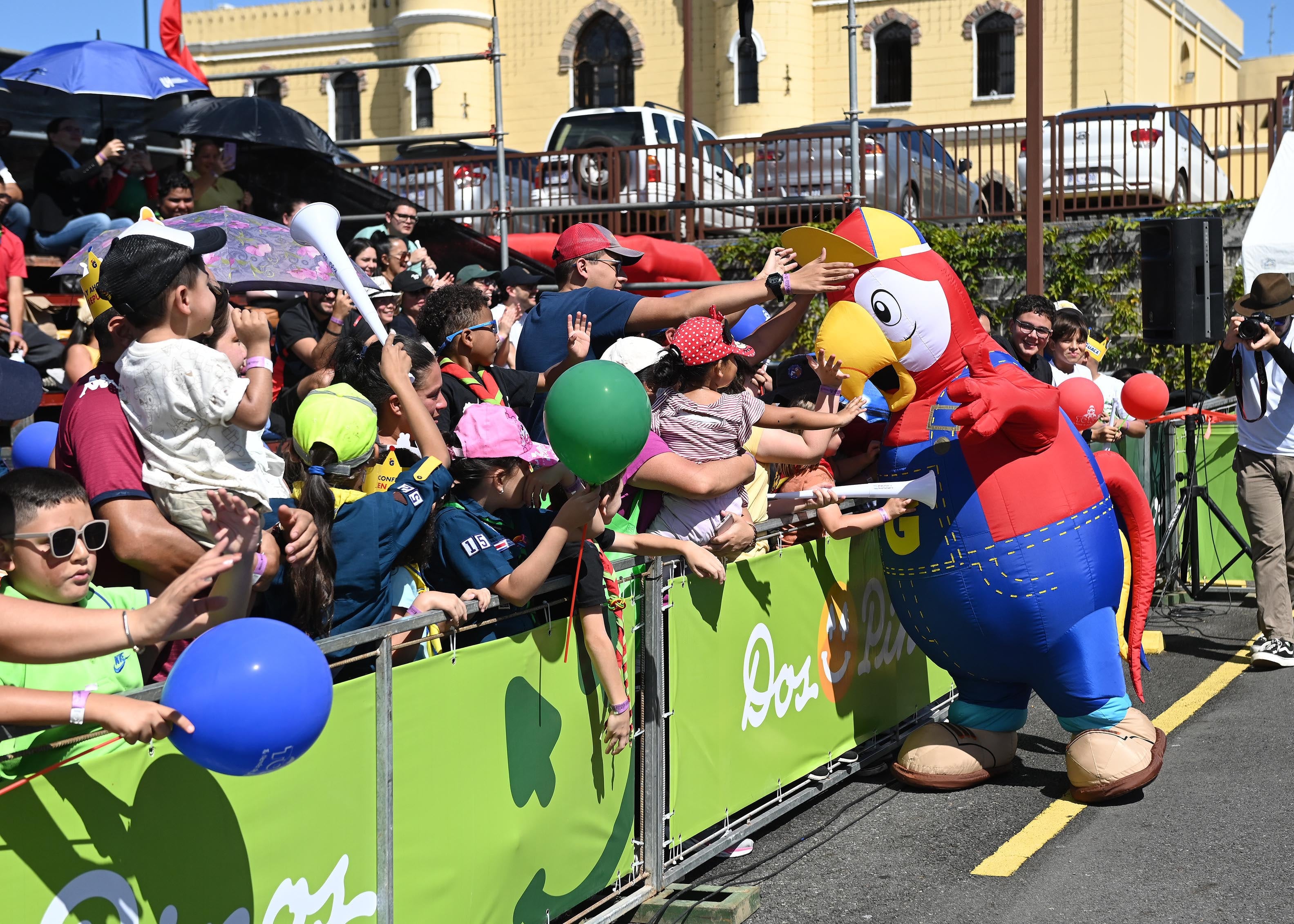 Guaca, personaje de Repuestos La Guaca, saludando al público que asistió al Campeonato de Personajes del Museo de los Niños.