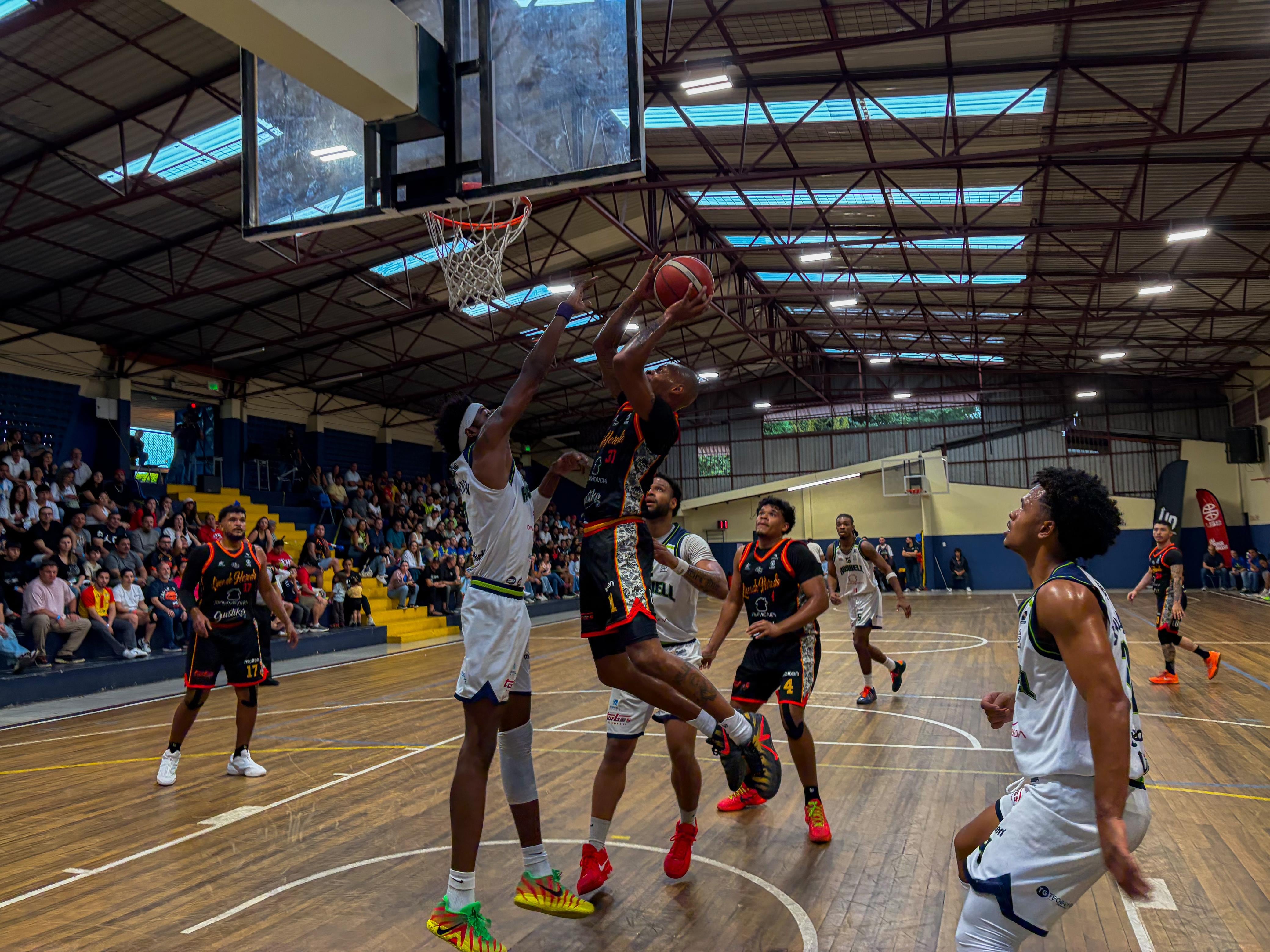 Jalen Wilmington, MVP del partido, durante una penetración a canasta en el segundo juego de las finales de la Liga Superior de Baloncesto.