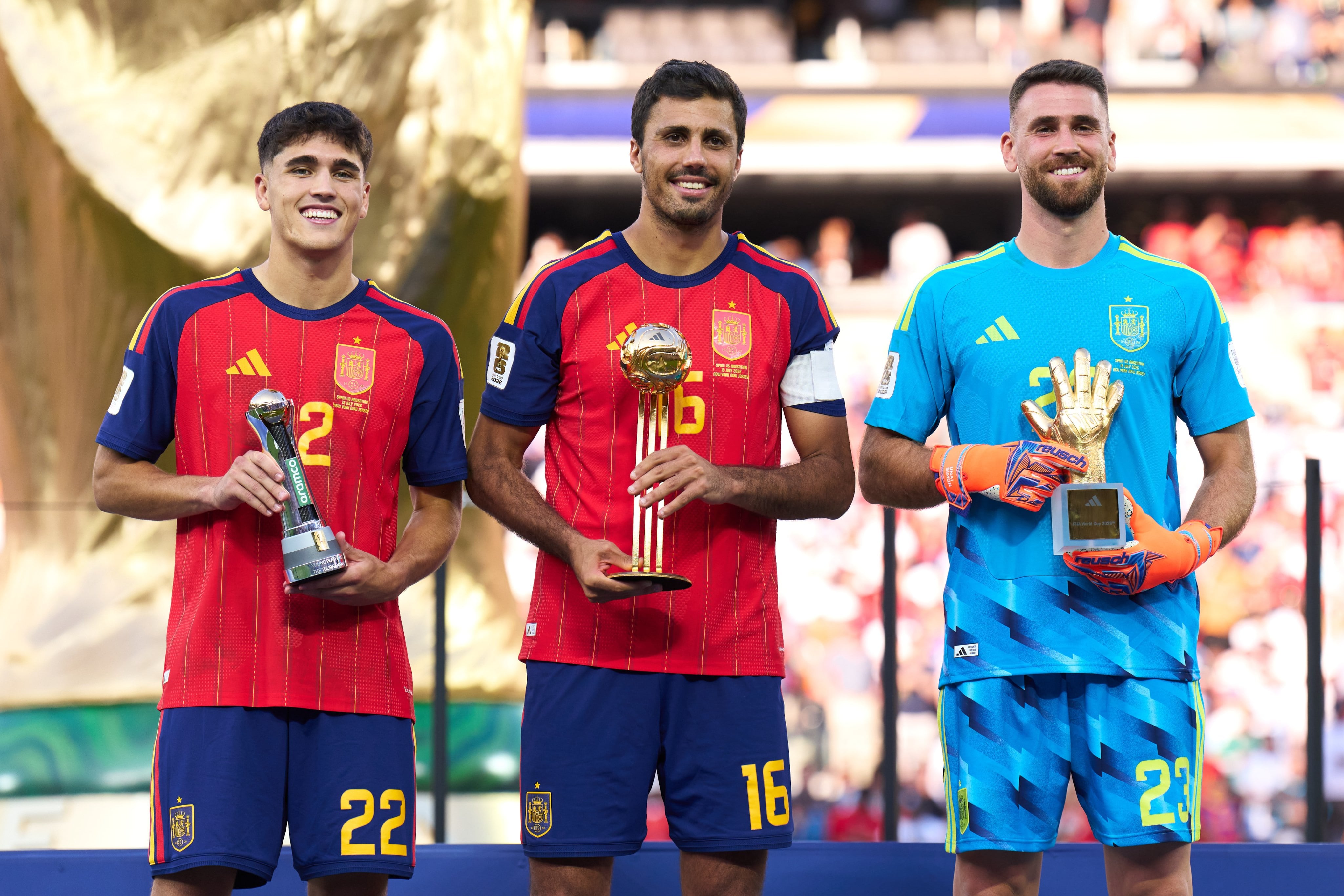 España arrasa hasta en los premios individuales del Mundial 2026: Pau Cubarsí fue el mejor joven, Rodrigo el mejor jugador de la competición y Unai Simón el mejor portero.