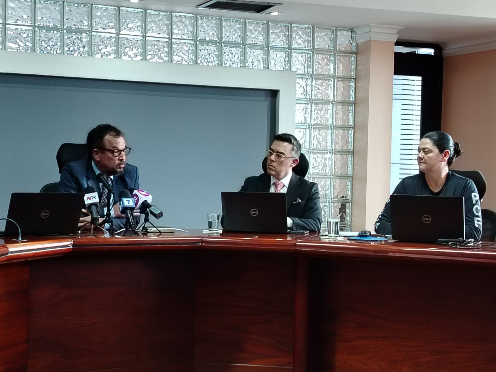 El director de Aduanas, Juan Carlos Gómez, ofrece detalles en conferencia de prensa sobre los nuevos procedimientos de revisión de mercancías importadas en outlets, acompañado por funcionarios de la institución.