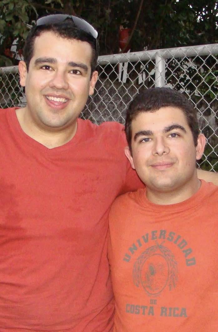 Esta fotografía, compartida por César Rodríguez, es de hace aproximadamente 16 años, cuando Ramos visitaba asiduamente a su amigo en Hojancha, Guanacaste. "Abuela y tía Lucía se ponían muy contentas cuando venía Álvaro, ellas sabían ver la bondad en los demás, decían que 'ese muchacho era especial'", según Rodríguez.