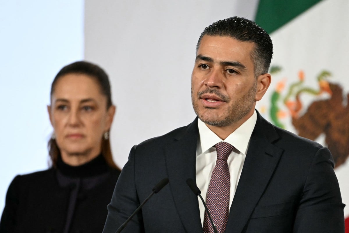 El secretario de Seguridad de México, Omar García Harfuch, habla junto a la presidenta Claudia Sheinbaum durante su conferencia de prensa diaria en el Palacio Nacional, en Ciudad de México.