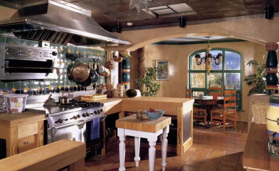 La cocina de la residencia de Gene Hackman en Santa Fe refleja un estilo rústico con detalles artesanales, azulejos coloridos y muebles de madera.