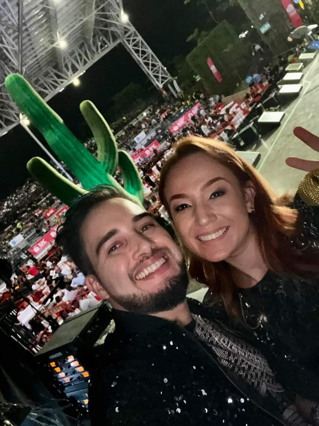 Gastón Guevara y Angie Valverde, miembros de Plancharanga, disfrutaron intensamente del ambiente del concierto de Carín León. Foto: Facebook