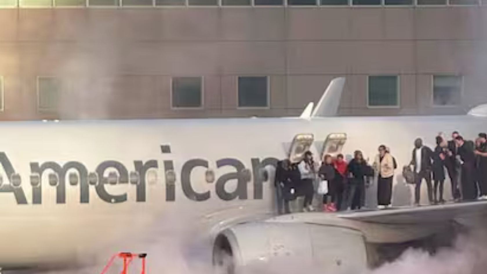 El Boeing 737 Max 8 tuvo que frenar por un fallo mecánico que provocó un incendio en Denver antes de despegar hacia Miami.