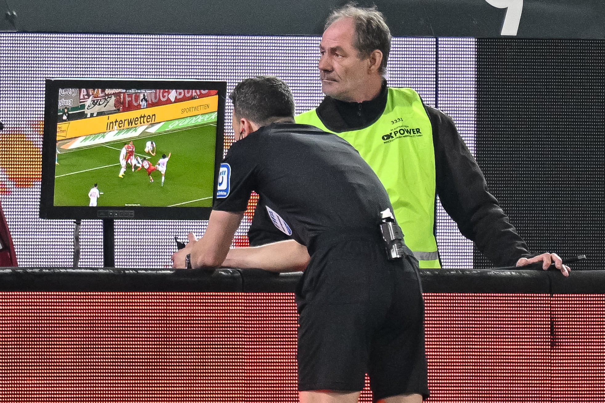 Un árbitro alemán acude al VAR en el partido de la Bundesliga entre el FC Augsburg y el VfB Stuttgart, en marzo pasado.