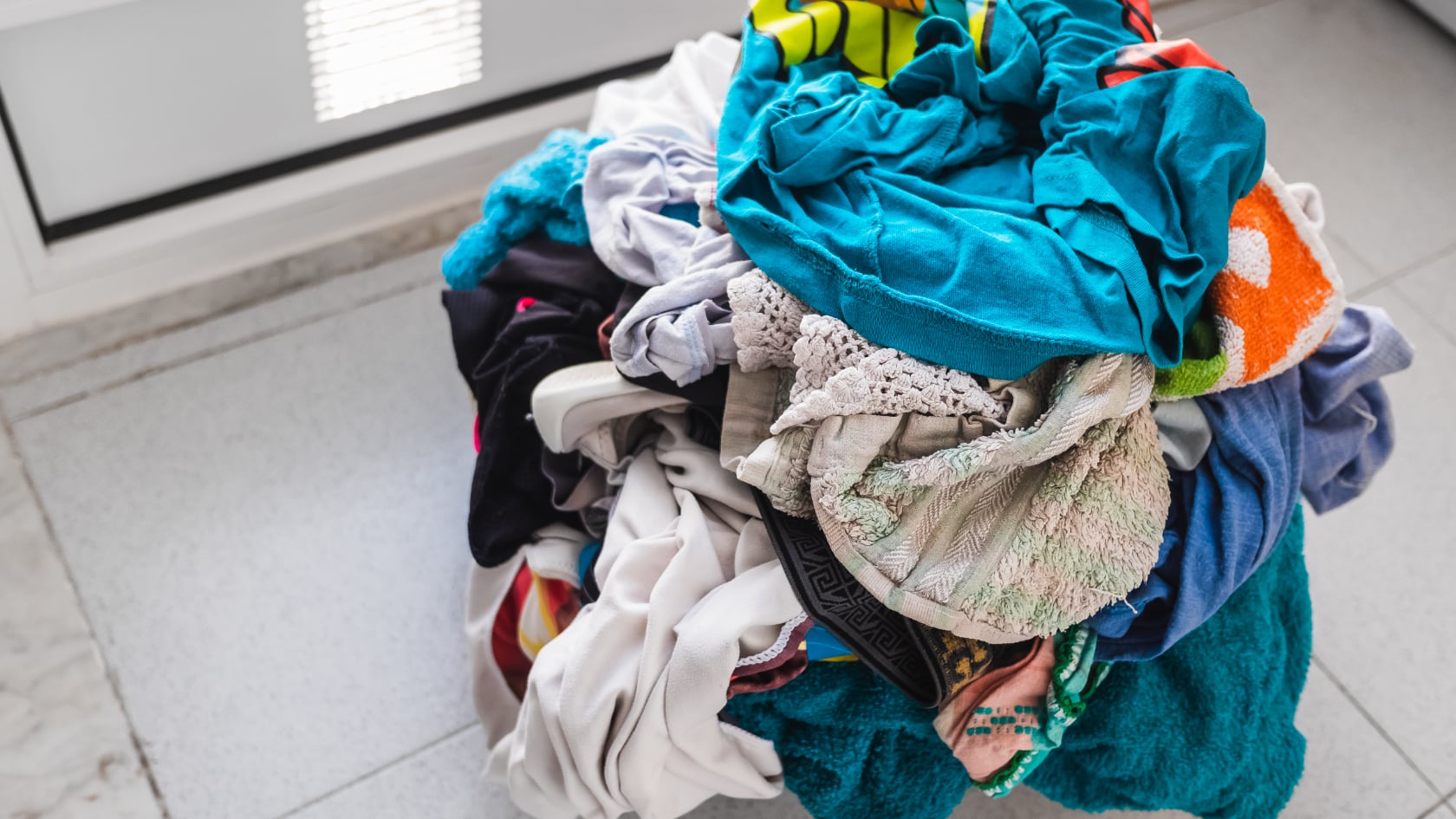 Vinagre, bicarbonato y detergente pueden ayudarle a limpiar su ropa y quitar el olor a sudor con métodos caseros.