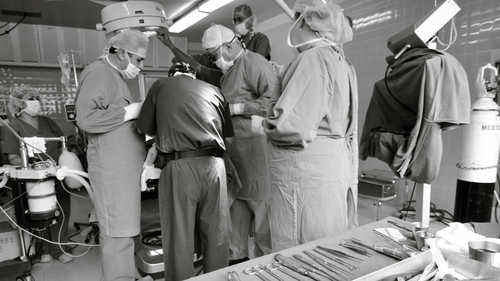 Un procedimiento de aumento de pene terminó en tragedia en París y dejó a un cirujano reconocido con prisión e inhabilitación permanente.