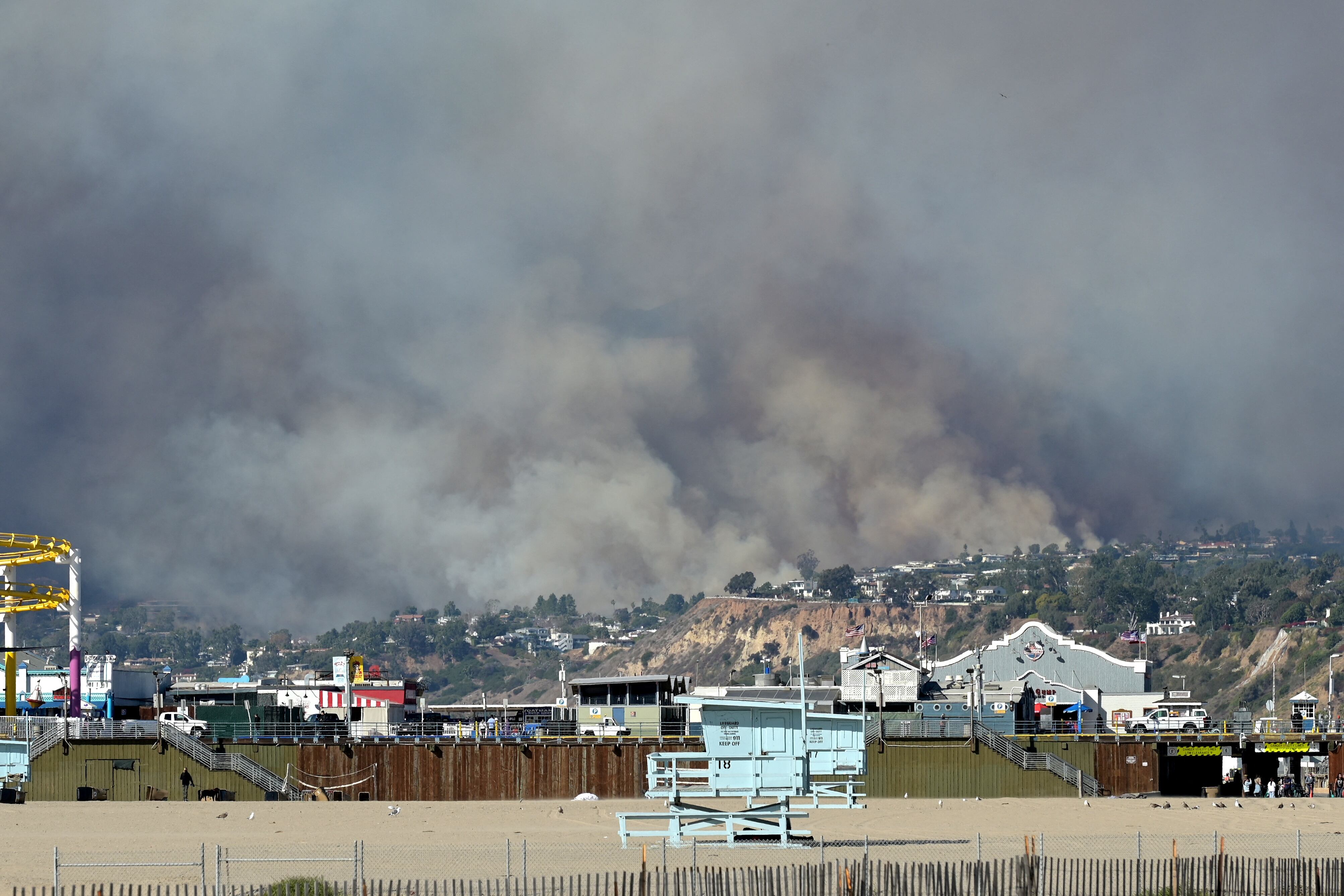 Se ven columnas de humo mientras un incendio forestal arde en Pacific Palisades desde Santa Mónica, California. Más de 310 hectáreas se quemaron.