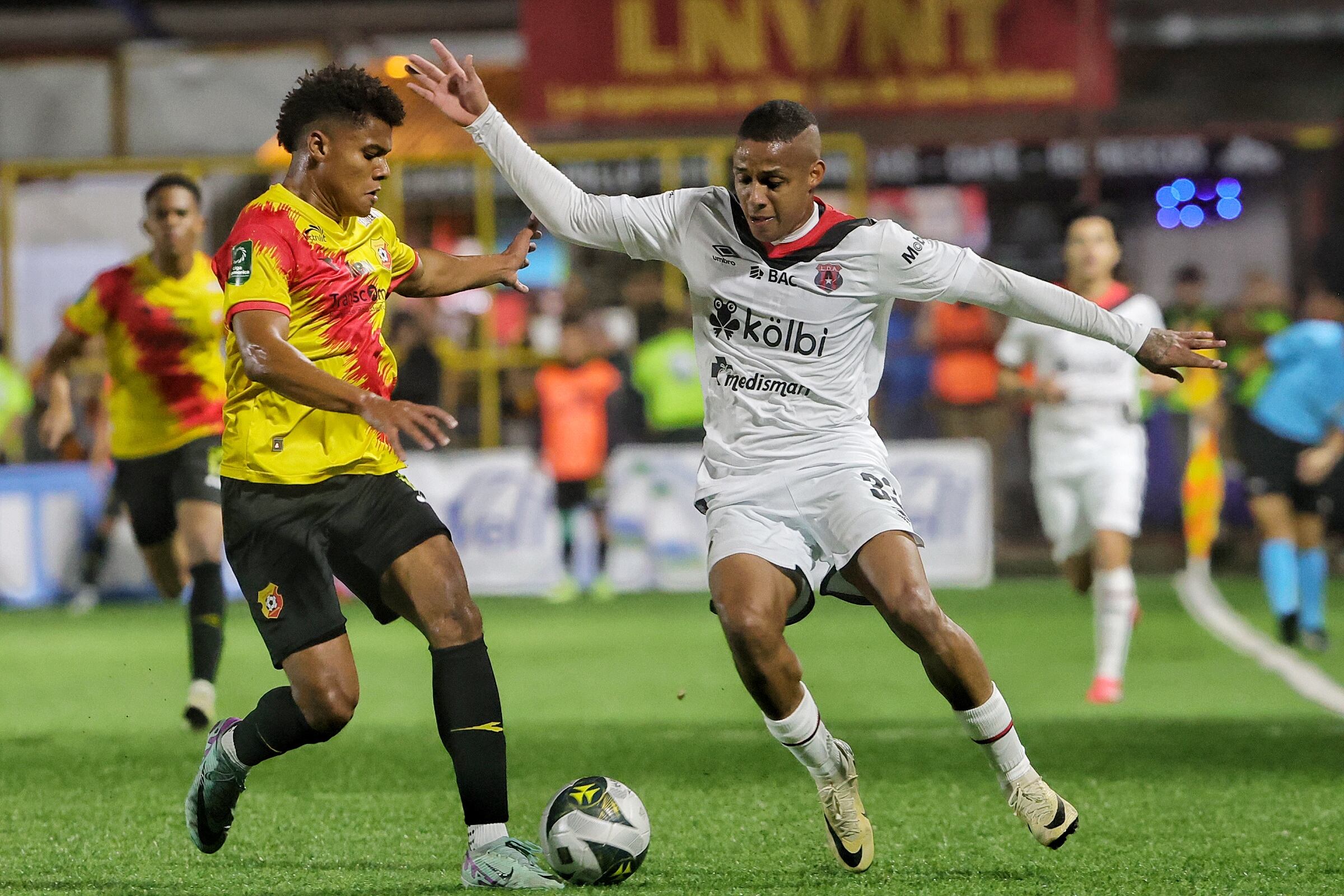 28/05/2025/ Juego entre Club Sport Herediano vs Liga Deportiva Alajuelense por el partido de vuelta de la gran final el torneo Clausura de la Liga Promerica en el estadio Carlos Alvarado / foto John Durán