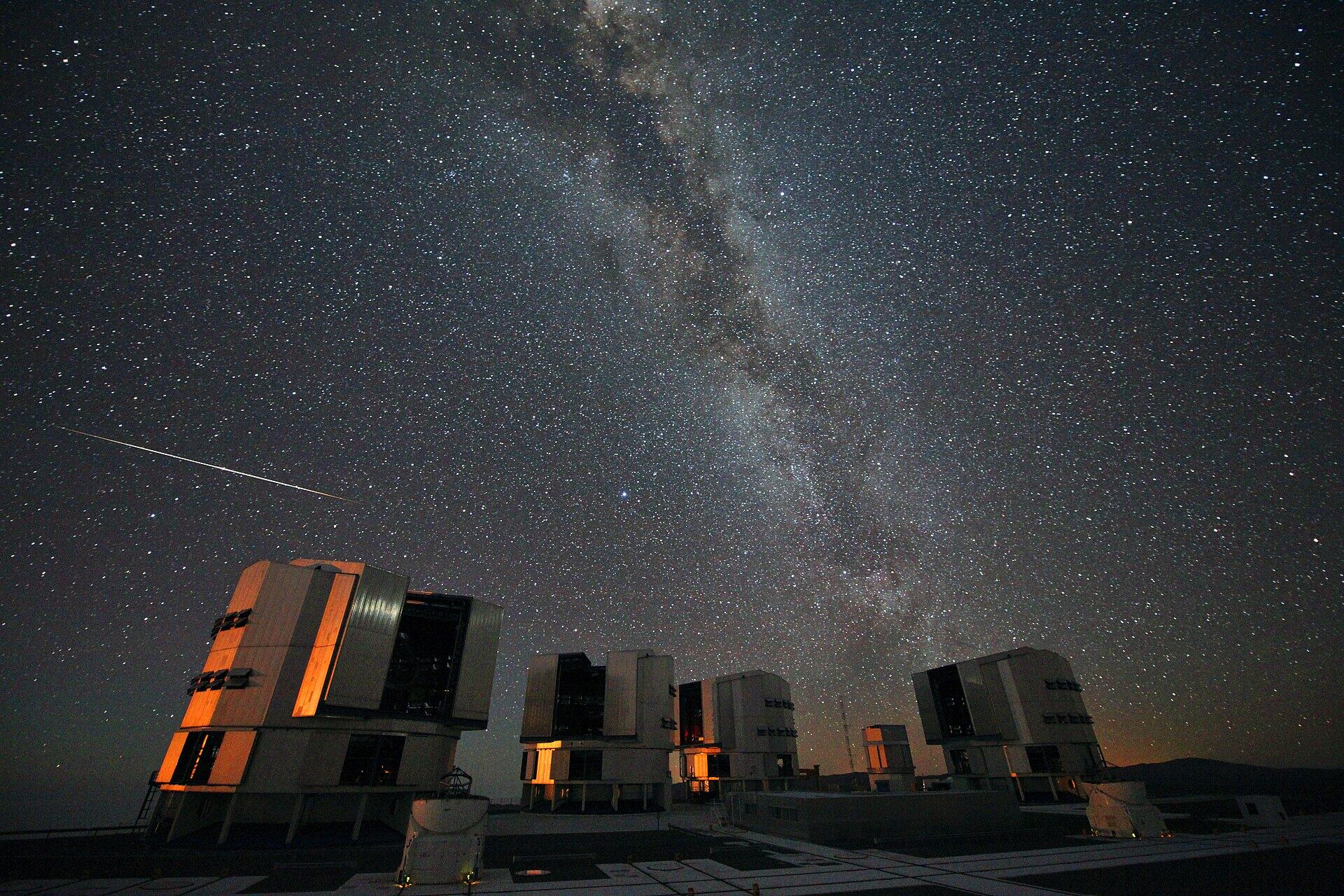 La lluvia de meteoros Perseidas se produce cuando la Tierra atraviesa los restos del cometa Swift-Tuttle. En condiciones ideales, puede generar hasta 100 meteoros por hora y es considerada una de las mejores lluvias de estrellas del año.