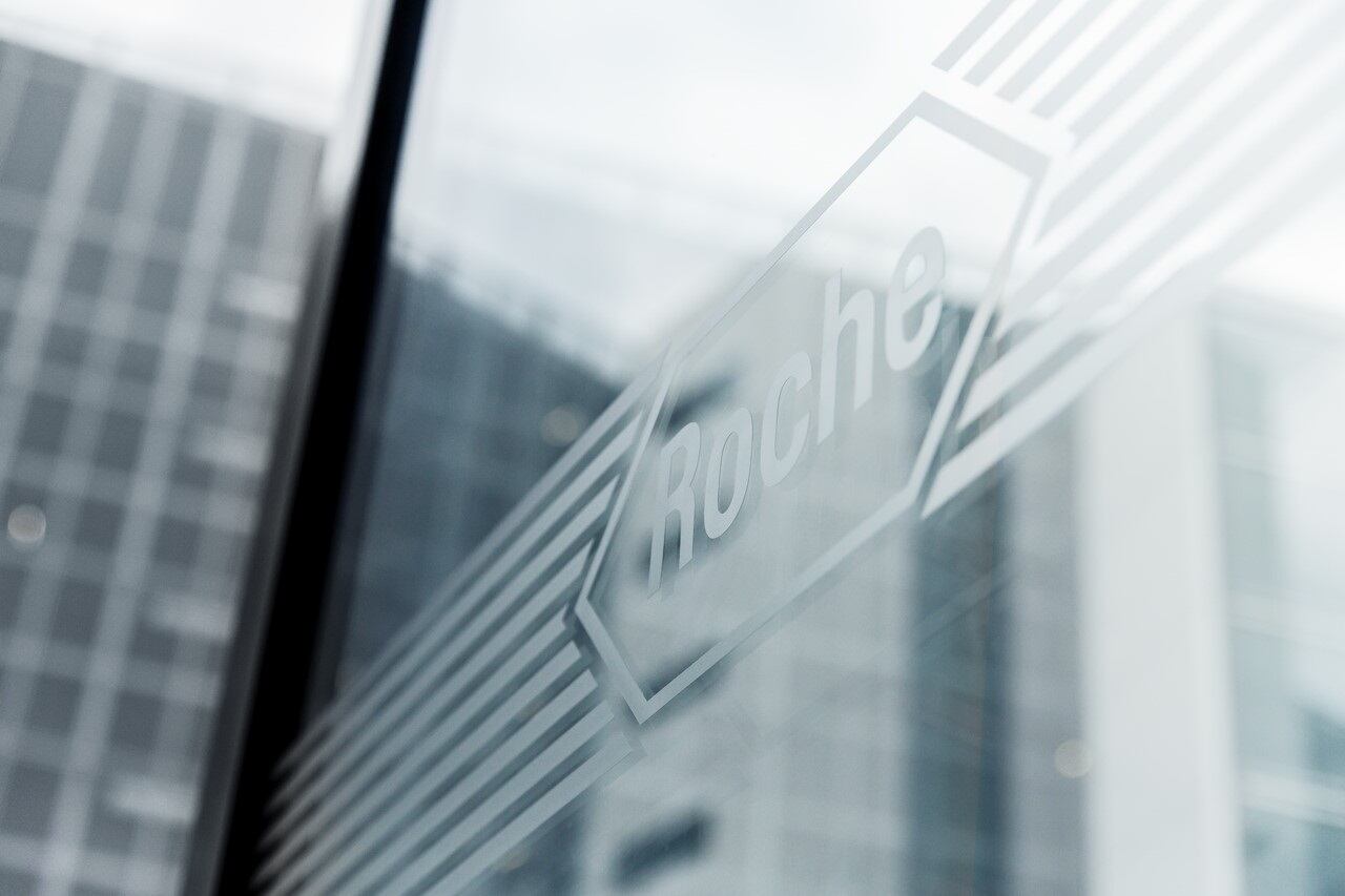 Concepto ilustrativo de la inversión farmacéutica: la farmacéutica Roche evalúa suspender su plan de inversión en EE. UU. tras una orden ejecutiva de Donald Trump que busca reducir el costo de los medicamentos, lo que podría afectar miles de empleos y exportaciones.