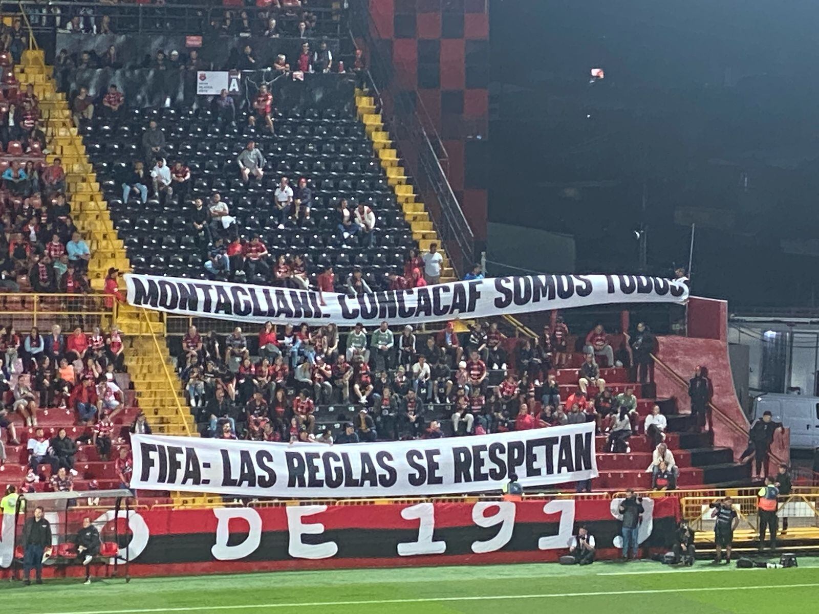La afición de Alajuelense le mandó un mensaje a la FIFA y al presidente de la Concacaf.