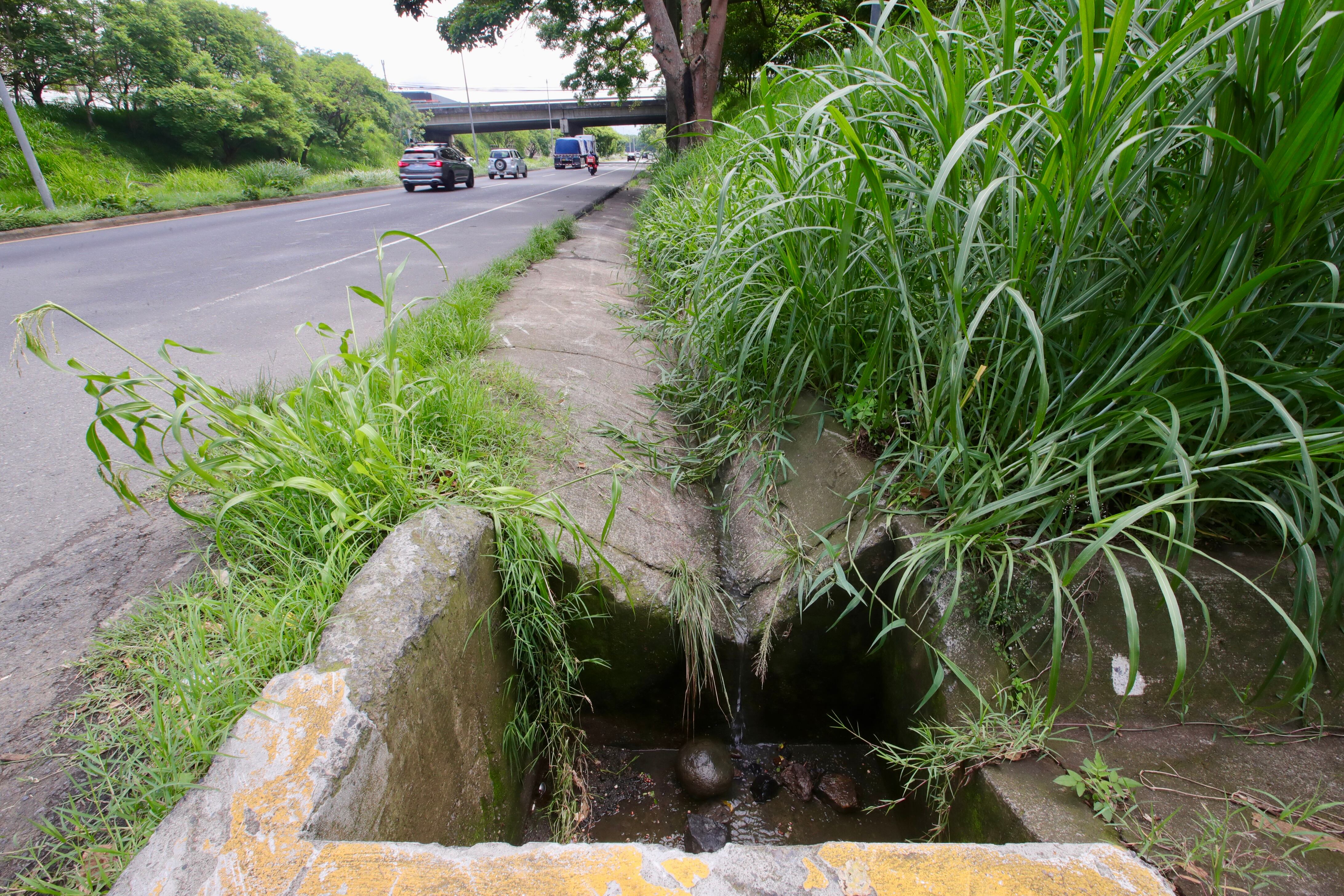 Búsqueda de hombre que cae en alcantarilla
