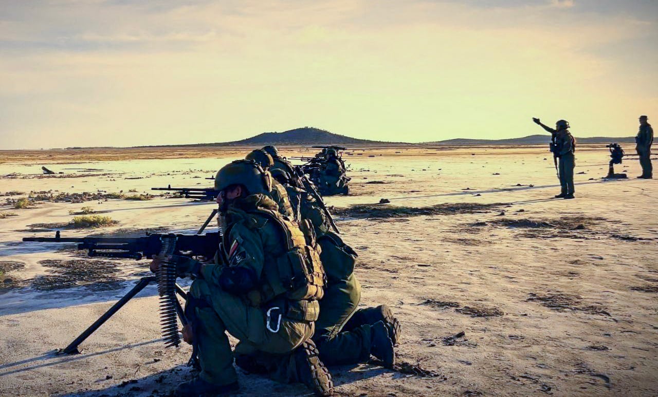 Imagen del 18 de septiembre del Comando de Operaciones Estratégicas de la Fuerza Armada Nacional Bolivariana de Venezuela que muestra a soldados venezolanos durante ejercicios militares en la costa de la isla caribeña de La Orchila. Fotografía:
