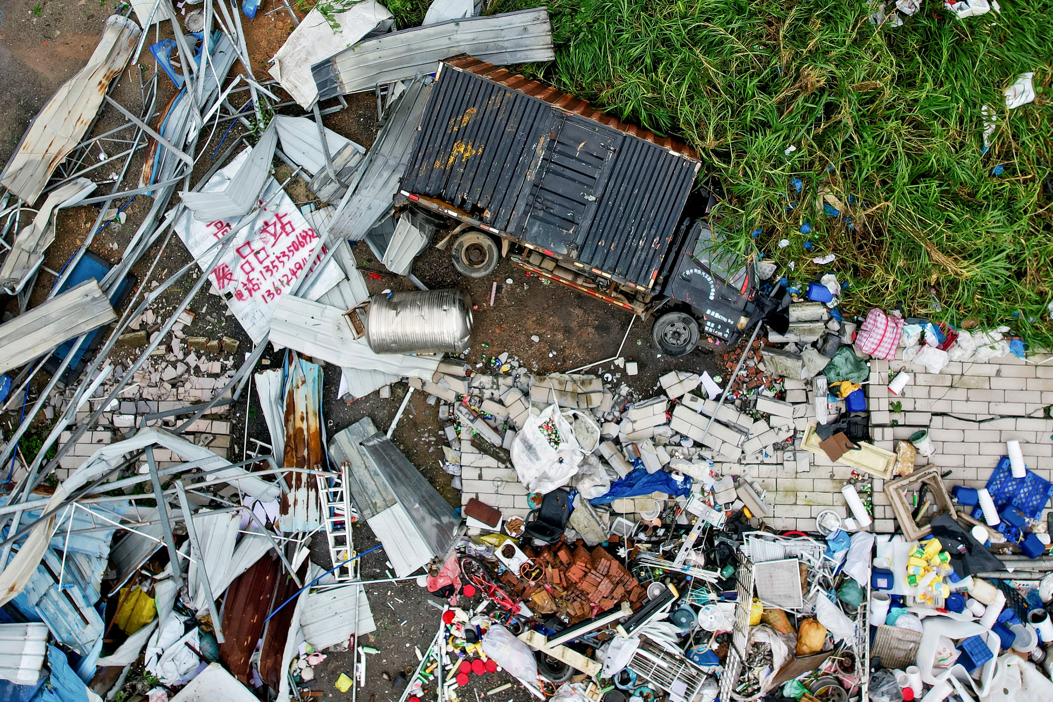 Cantón, provincia meriodional de China, es una región que se ha visto afectada por fenómenos naturales. Primero fue un tornado el pasado 27 de abril y ahora un hundimiento en una carretera. Foto: AFP